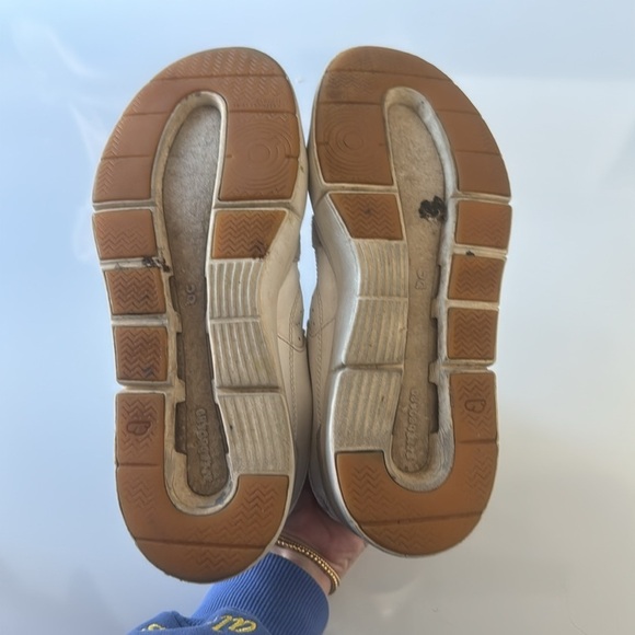 ON RUNNING The Roger Advantage in White Size 7.5 - Picture 8 of 9